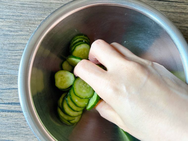 薄切りのきゅうりを塩もみする様子