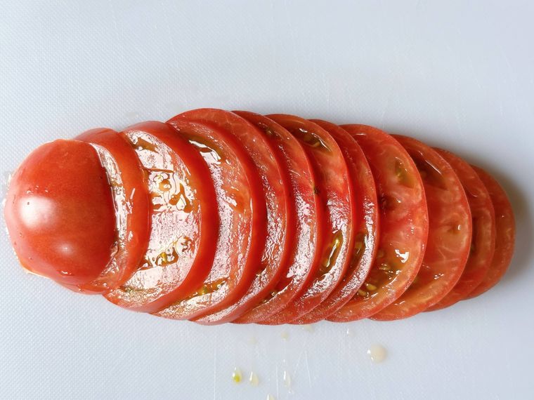 スライスしたトマト