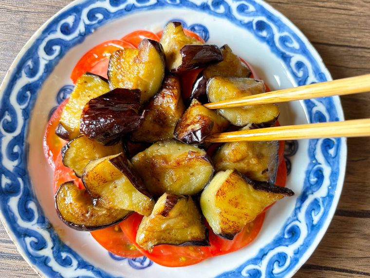 トマトの上に揚げなすを盛った様子