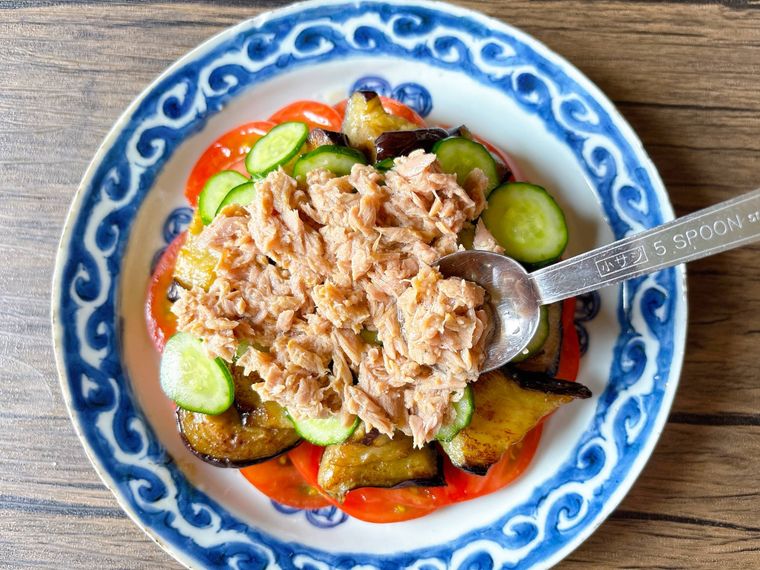 ツナ缶を盛り付ける様子