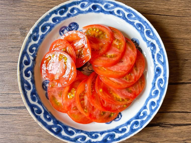 和皿にトマトを並べたもの