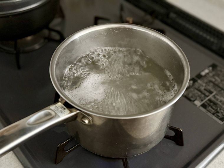 鍋に湯が沸いている