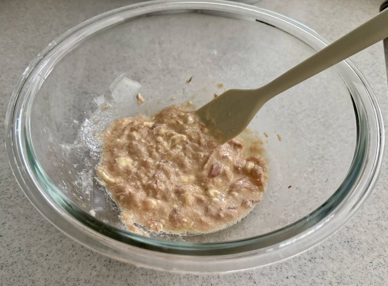 ボウルのクリームチーズとツナ缶を混ぜる。