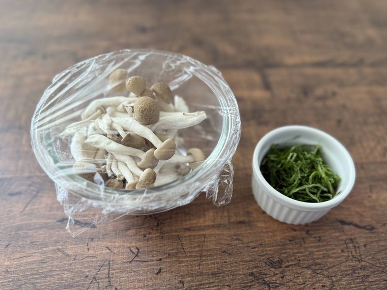 耐熱容器に入ったしめじと千切りにした大葉