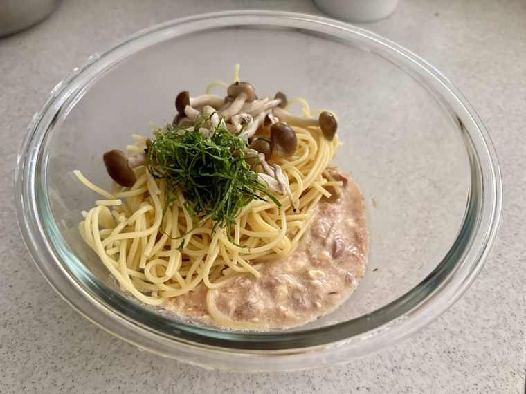 スパゲティ、ツナクリーム、具材を和えている。