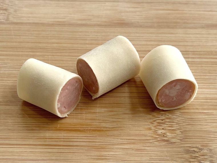 ワンタンの皮で巻いたウインナーソーセージを3等分にカットした様子