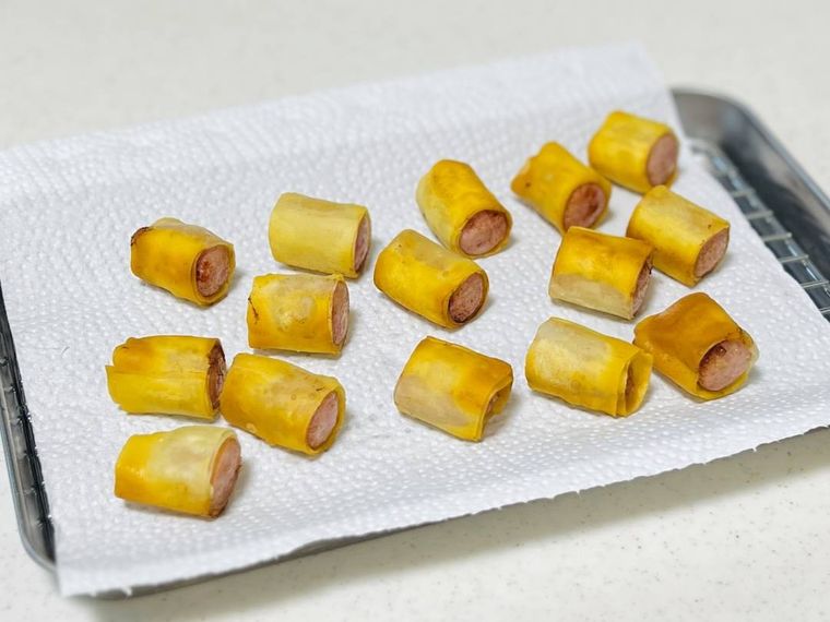 揚げ焼きにした「バリバリソーセージ」の油を切っている様子