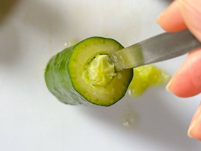 きゅうりの種を掻き出す様子