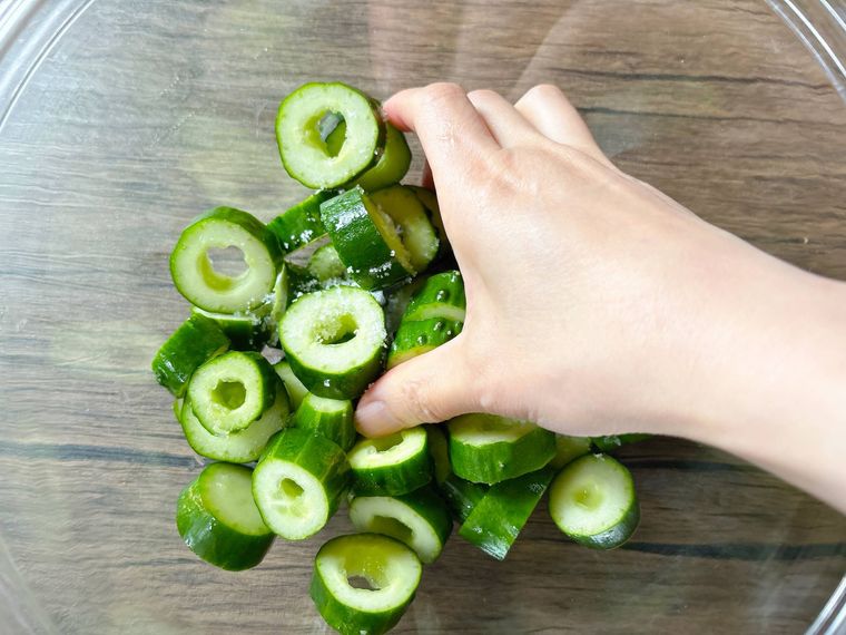 きゅうりを塩もみする様子
