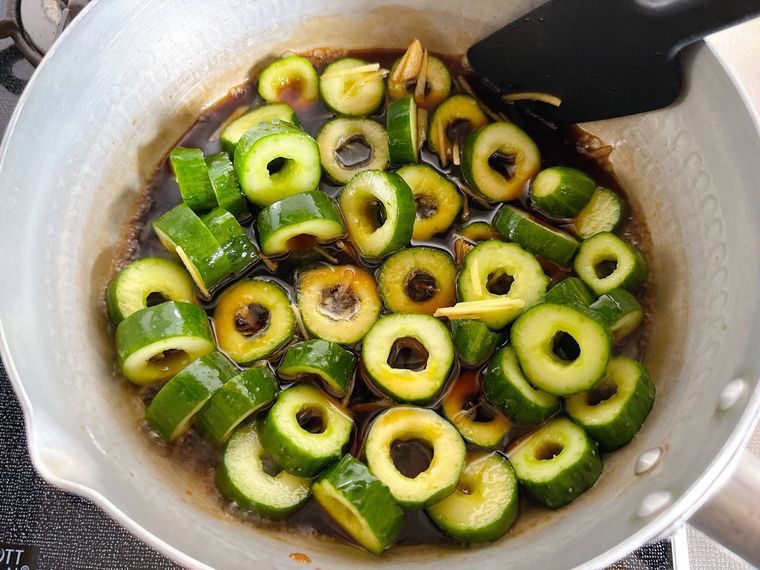 きゅうりを煮る様子