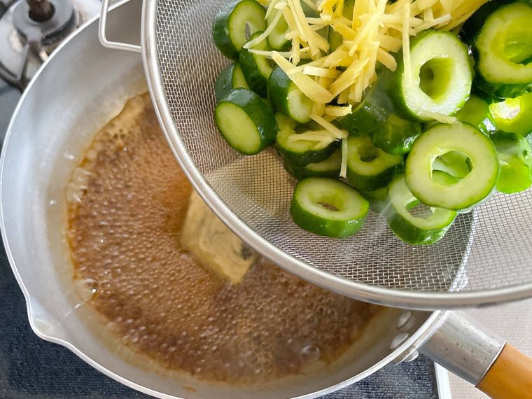 沸騰した漬け汁にきゅうりを入れます。