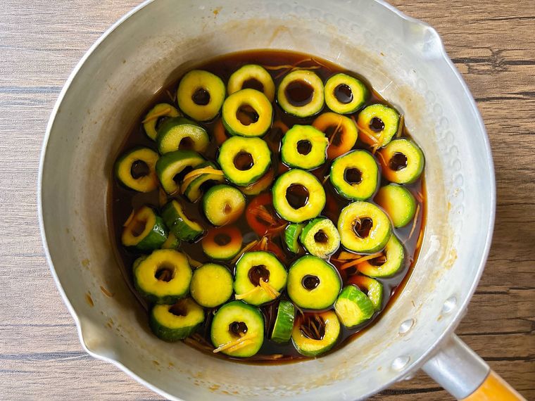 きゅうりを漬け汁に浸したまま冷ます様子