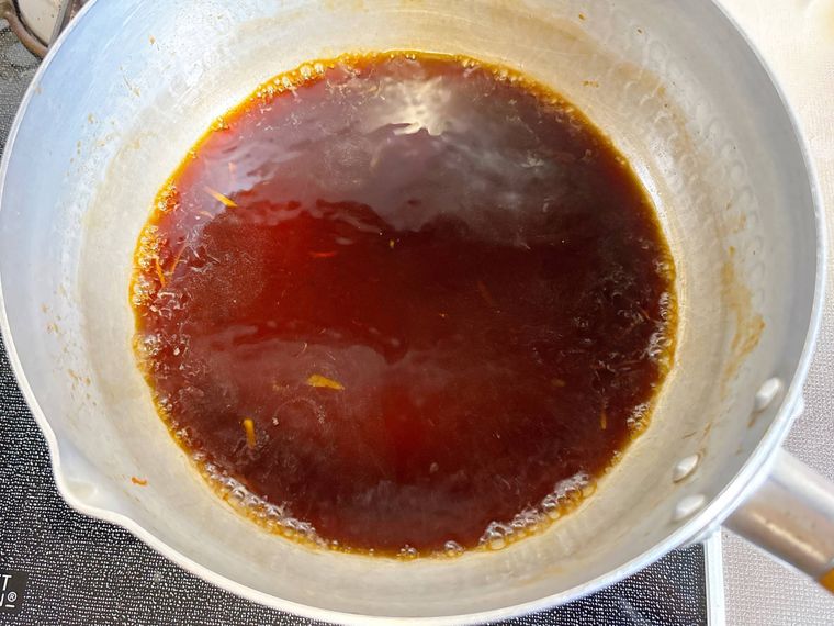 漬け汁に火を入れる様子