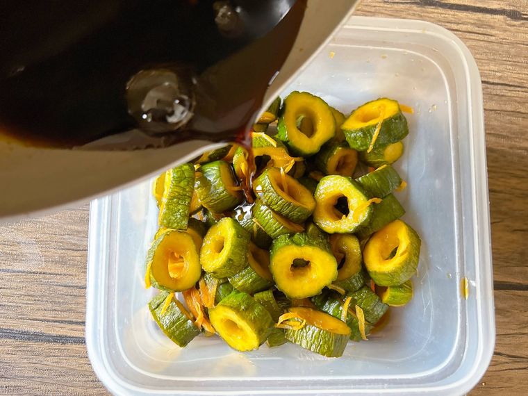 きゅうりとしょうがに漬け汁をかける様子