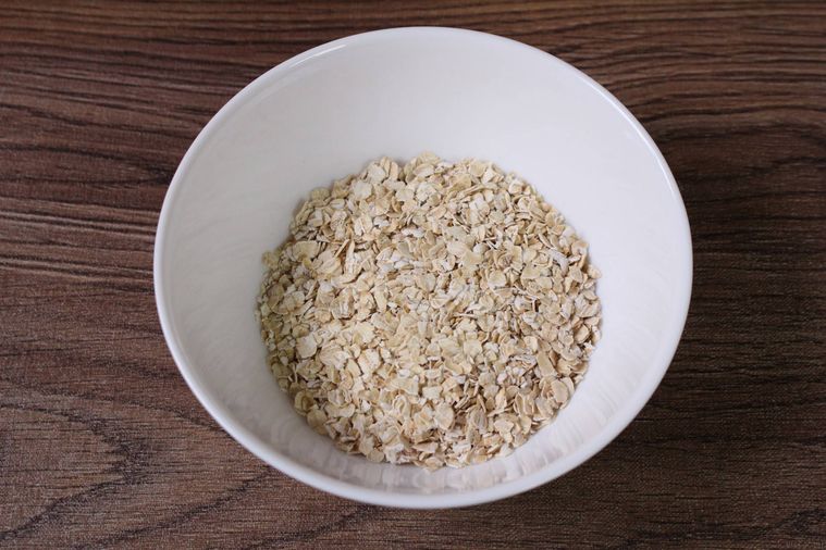 白い器にオートミールが入っている様子