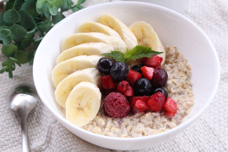 白い器にオーバーナイトオーツが盛られている様子