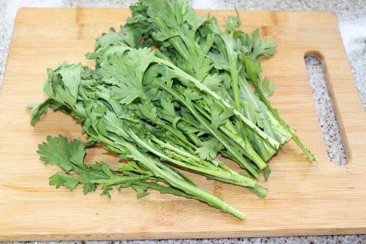 まな板に乗った春菊