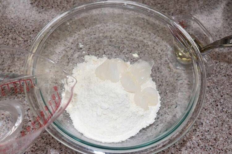 小麦粉と氷が入ったボウル、計量カップに入った水と酢