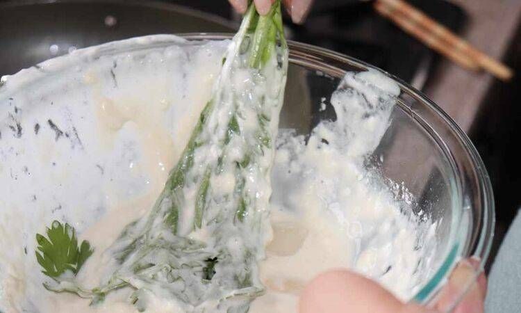 衣が入ったボウルと、衣がついた春菊