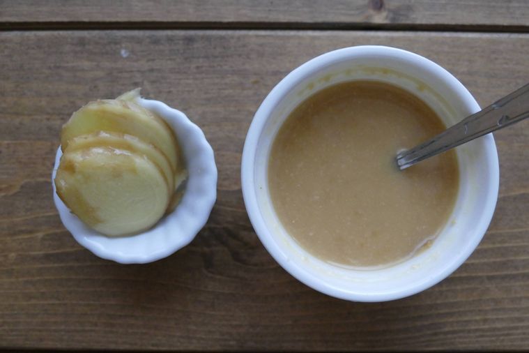 しょうがの薄切りと水で伸ばした合わせみそが並ぶ木製テーブル