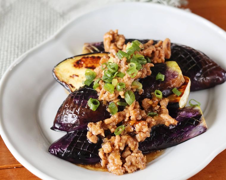 焼きなすにそぼろだれがかかっている