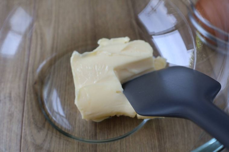 バターとゴムベラ