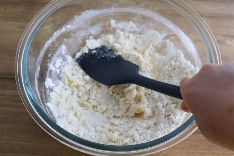 ボウルの中の生地をゴムベラで抑える