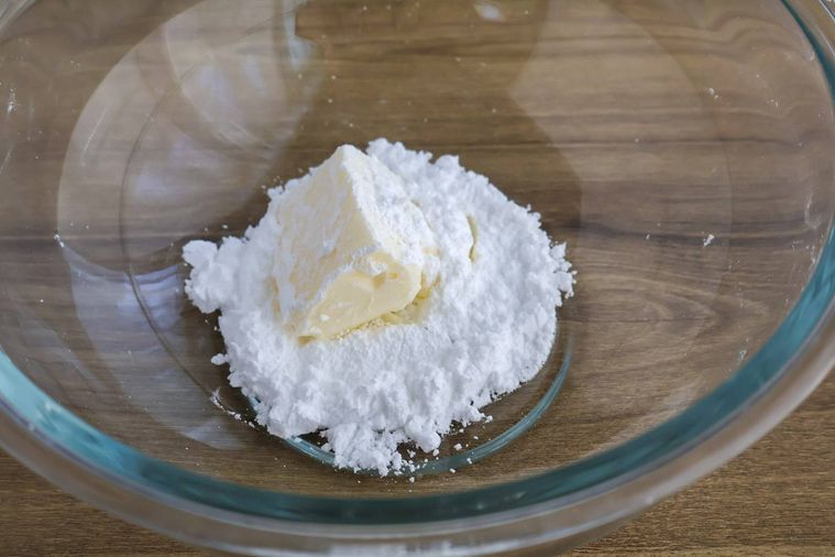 バターと白い粉類がボウルに入っている
