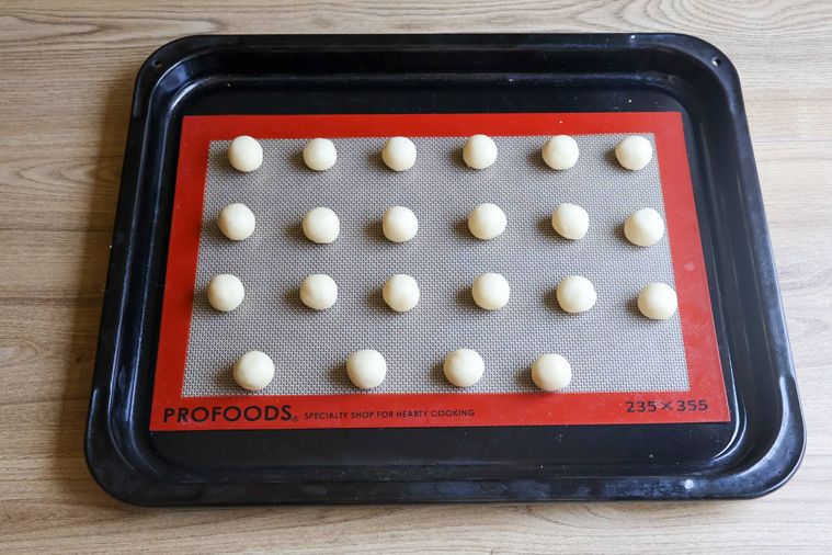 天板の上にクッキーが並べてある