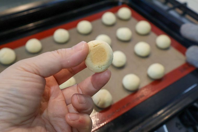 焼き上がりのクッキーと持ち上げたクッキーの裏面