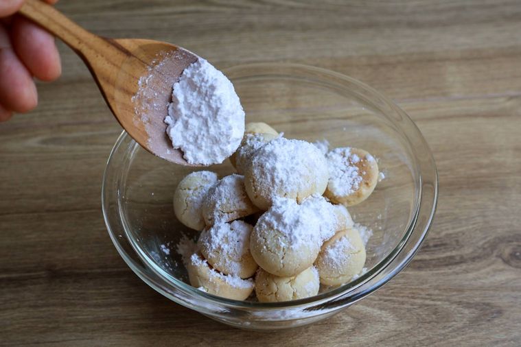 粉砂糖をクッキーにまぶしている様子