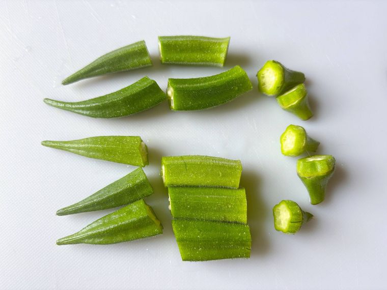 オクラのヘタを切り、半分にカットしたもの