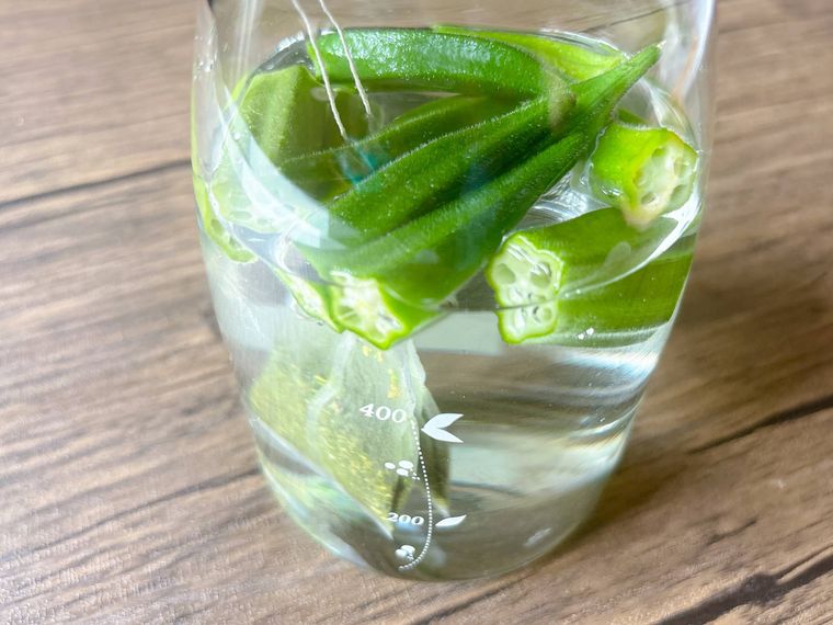 冷水ポットにオクラと緑茶パック、水を入れたもの