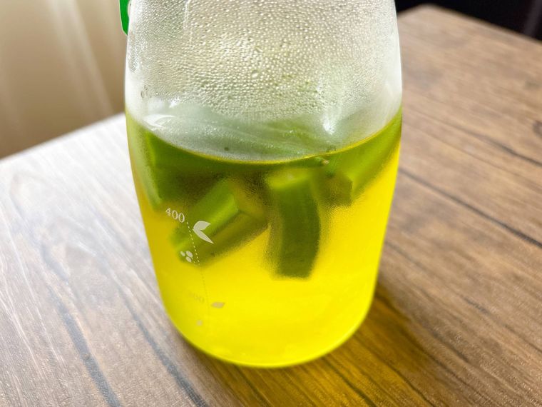 冷水ポットに入ったオクラ茶