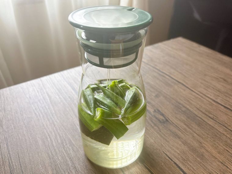冷水ポットに入ったオクラ茶