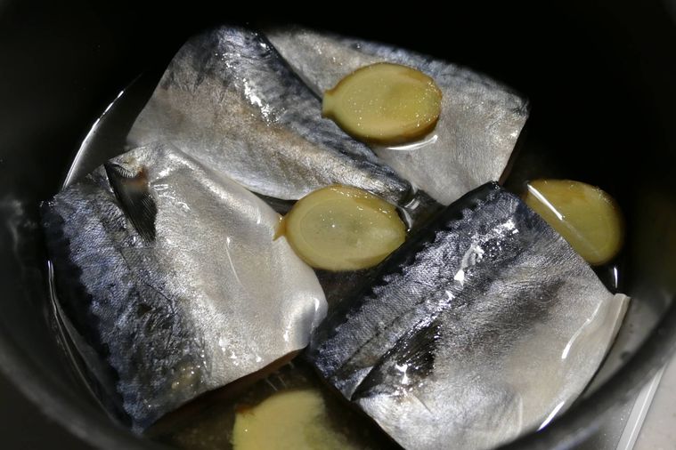 鍋にさばとしょうが、調味料を入れた様子