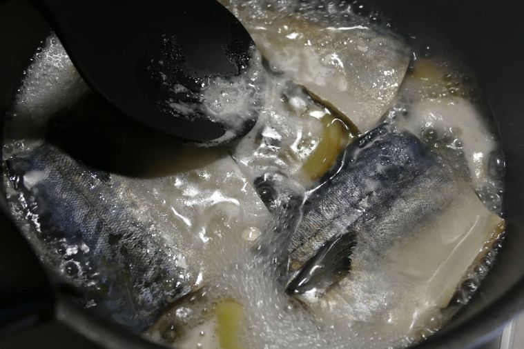 お玉であくを取る様子