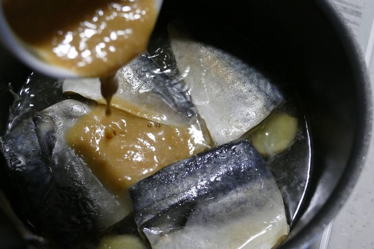 水で伸ばした合わせみそを加える様子