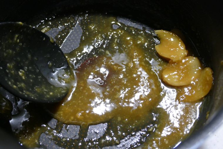 煮汁を煮詰めてとろみをつけた様子