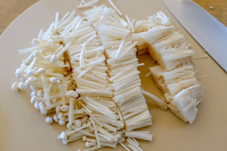 えのきだけを切る