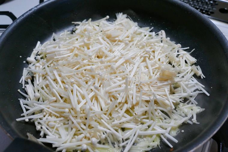 えのきチーズを焼く様子