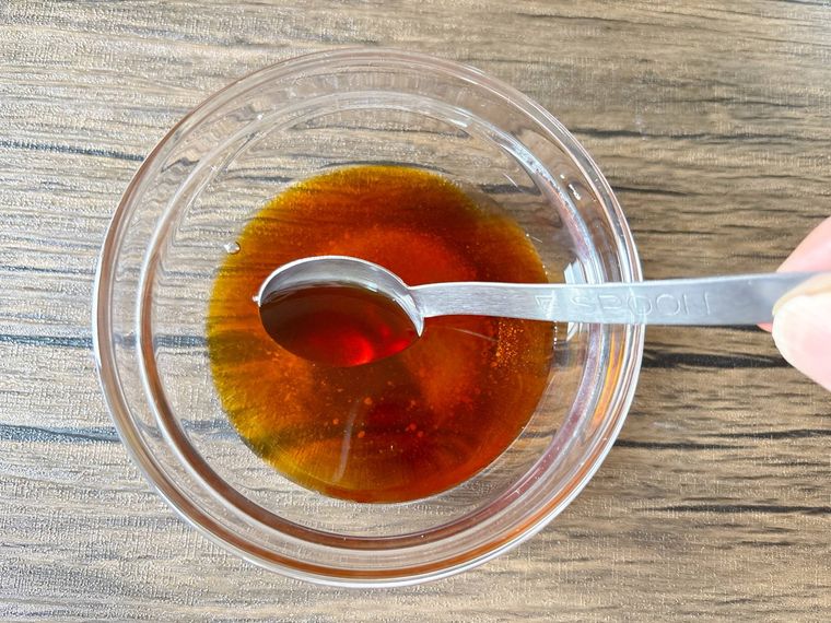 ガラスの器に調味料を入れたもの