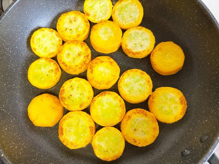 焼き色がついた黄色ズッキーニ