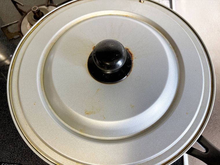 フライパンに蓋をした様子
