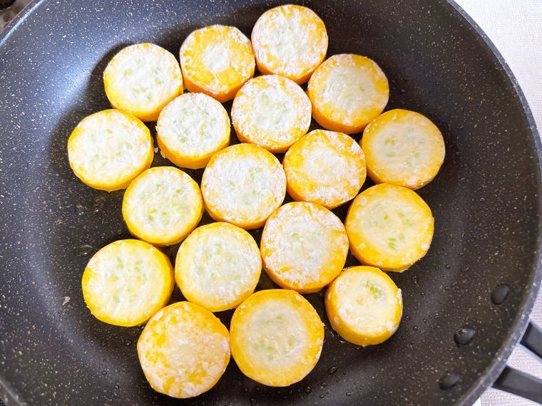 フライパンで黄色ズッキーニを焼く様子