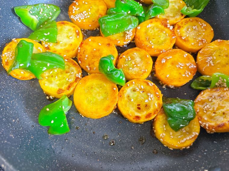 白いりごまを加えた黄色ズッキーニとピーマンの炒め物