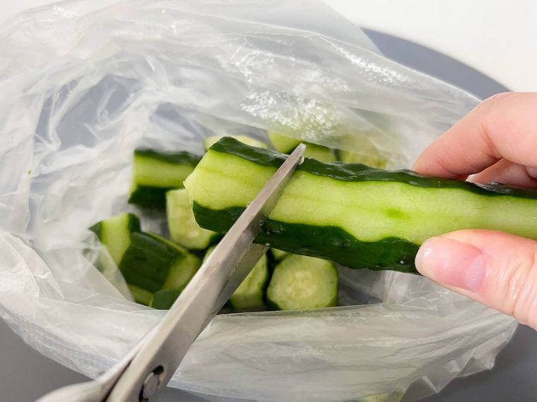 キッチンばさみできゅうりを切る様子