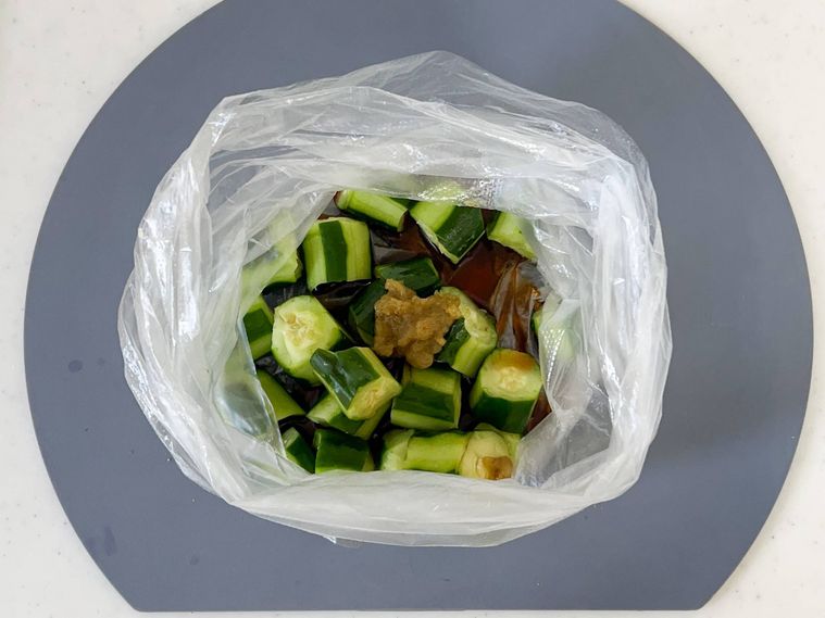 きゅうりや調味料が入ったポリ袋