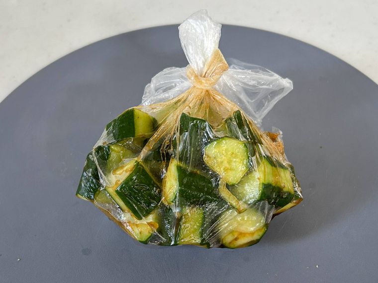 きゅうりや調味料が入ったポリ袋