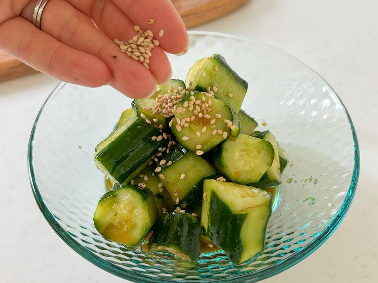 青いガラス容器に盛り付けられたきゅうりの柚子こしょう和え